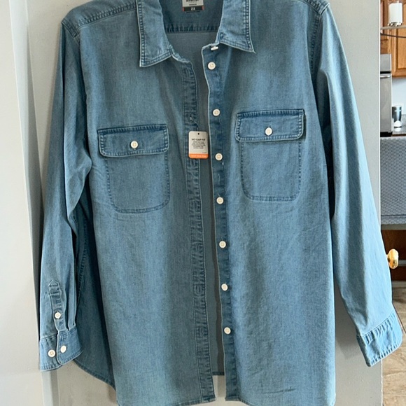 Denim Button-Up Shirt

No flaws to note

Super soft denim

Some stretch - Picture 1 of 5